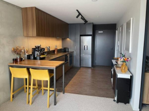 Modern Two Bedroom Apartment with Free Parking